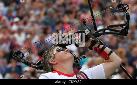 (120905) -- London , settembre 4, 2012 () -- Mel Clarke della Gran Bretagna reagisce durante le donne individuale composto finale aperto contro il suo connazionale Danielle Brown di tiro con l'arco di concorrenza a Londra nel 2012 i Giochi Paralimpici di Londra. Mel Clarke perso 4-6 per ottenere la medaglia d argento. Foto Stock