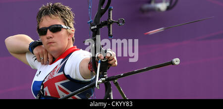 (120905) -- London , settembre 4, 2012 () -- Mel Clarke della Gran Bretagna compete durante le donne individuale composto finale aperto contro il suo connazionale Danielle Brown di tiro con l'arco di concorrenza a Londra nel 2012 i Giochi Paralimpici di Londra. Mel Clarke perso 4-6 per ottenere la medaglia d argento. Foto Stock