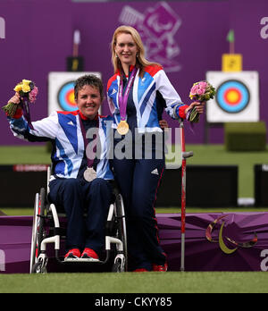 (120905) -- London , settembre 4, 2012 () -- Oro medaglia Danielle marrone (R) e la medaglia di argento Mel Clarke della Gran Bretagna pongono per la fotografia durante la cerimonia di premiazione delle donne individuale composto finale aperto di tiro con l'arco di concorrenza a Londra nel 2012 i Giochi Paralimpici di Londra. Foto Stock