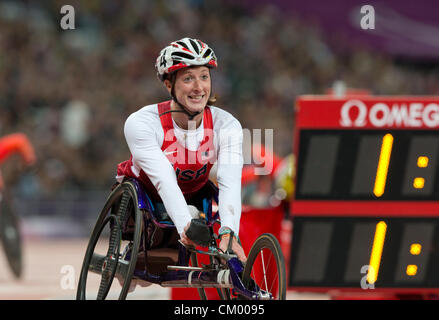 Tatiyana Mcfadden degli Stati Uniti sorride dopo aver preso la medaglia d'oro nel femminile T54 classe a le Paralimpiadi. Foto Stock