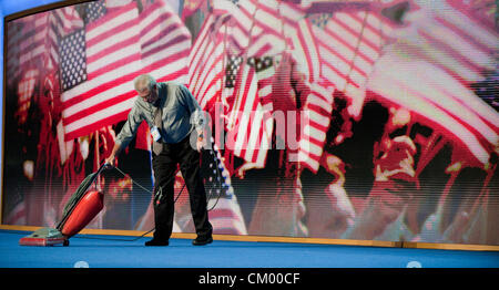 Sett. 5, 2012 - Charlotte, North Carolina, Stati Uniti - Un lavoratore non identificato del vuoto il podio tappetino in Time Warner Cable Arena durante il 2012 Convenzione Nazionale Democratica. (Credito Immagine: © MARIA F. Calvert/ZUMAPRESS.com) Foto Stock