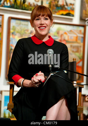 Sett. 05, 2012 - Santa Monica, CA, Stati Uniti - MOLLY RINGWALD discute il suo debutto di fiction 'Quando capita di' alla stazione di bergamotto Art Center della via 16 Gallery sulla serata di apertura dei colloqui Live Los Angeles caduta stagione 2012. Foto Stock