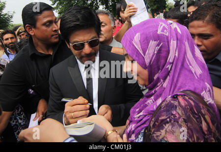 Sett. 6, 2012 - Ventilatori tentare di ottenere autografi dagli indiani attore di Bollywood Shah Rukh Khan dopo una conferenza stampa a Srinagar, la capitale estiva del Kashmir indiano su 6,9, 2012. Khan ha indirizzato una conferenza stampa di giovedì a Srinagar alla fine di quasi due settimane di riprese per un filmato senza titolo in Kashmir la scenografica ubicazioni, durante premere brefing disse , ''è sempre stato il mio padre il sogno di prendere me al Kashmir perché la sua nonna apparteneva a questo luogo. Anche se non ho potuto venire qui in tutta la sua vita, ma rendendo infine in Kashmir è stata la realizzazione di un sogno di famiglia. Sono felice che ha Foto Stock