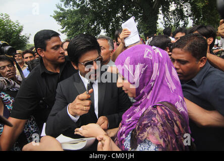 Sett. 6, 2012 - Ventilatori tentare di ottenere autografi dagli indiani attore di Bollywood Shah Rukh Khan dopo una conferenza stampa a Srinagar, la capitale estiva del Kashmir indiano su 6,9, 2012. Khan ha indirizzato una conferenza stampa di giovedì a Srinagar alla fine di quasi due settimane di riprese per un filmato senza titolo in Kashmir la scenografica ubicazioni, durante premere brefing disse , ''è sempre stato il mio padre il sogno di prendere me al Kashmir perché la sua nonna apparteneva a questo luogo. Anche se non ho potuto venire qui in tutta la sua vita, ma rendendo infine in Kashmir è stata la realizzazione di un sogno di famiglia. Sono felice che ha Foto Stock