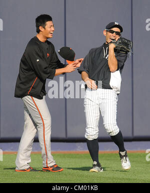(L-R) Wei-Yin Chen (Orioles), Ichiro Suzuki (Yankees), 31 agosto 2012 - MLB : Ichiro Suzuki dei New York Yankees colloqui con Wei-Yin Chen di Baltimore Orioles prima che il gioco allo Yankee Stadium nel Bronx, New York, Stati Uniti. (Foto di AFLO) Foto Stock
