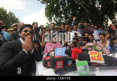 Sett. 6, 2012 - Srinagar Kashmir, India - attore di Bollywood Shah Rukh KAHN parla nel corso di una conferenza stampa a Srinagar, la capitale estiva del Kashmir indiano. Khan ha indirizzato una conferenza stampa di giovedì a Srinagar alla fine di quasi due settimane di riprese per un filmato senza titolo in Kashmir la scenografica ubicazioni, durante premere brefing ha detto , esso è sempre stato il mio padre il sogno di prendere me al Kashmir perché la sua nonna apparteneva a questo luogo. Anche se non ho potuto venire qui in tutta la sua vita, ma rendendo infine in Kashmir è stata la realizzazione di un sogno di famiglia. Sono lieto che sia stata finall Foto Stock