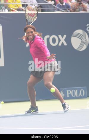 Agosto 25, 2012 - New York New York, Stati Uniti - SERENA WILLIAMS 2012 Arthur Ashe KIDS DAY USTA Billie Jean King National Tennis Center FLUSHING QNS NY 8/25/2012PHOTO MLEVY(Immagine di credito: Â© Mitchell Levy/Globe foto/ZUMAPRESS.com) Foto Stock