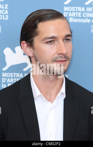 SHIA LABEOUF alla società di mantenere. PHOTOCALL. 69ESIMO FESTIVAL DEL CINEMA DI VENEZIA VENEZIA ITALIA 06 Settembre 2012 Foto Stock