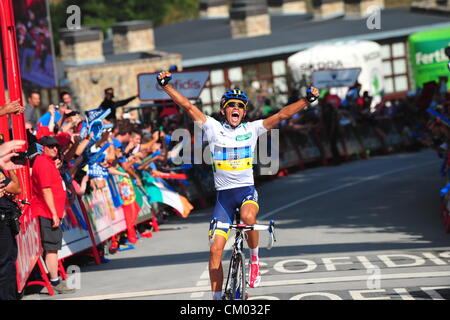 Vuelta a Espana, Spagna. 5 settembre 2012. 05.09.2012. Vuelta a Espana, stadio 17 Santander - Fuente De, Saxo Bank - La Banca Tinkoff 2012, Alberto Contador arriva al traguardo in Fuente De Foto Stock