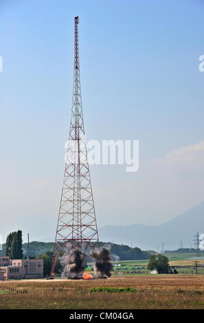 Prangins, Svizzera. Il 6 settembre 2012. Una vecchia radio torre, costruita nel 1932 e una volta utilizzata per le comunicazioni internazionali mediante la lega delle nazioni, è demolita a Prangins, Svizzera (nei pressi di Ginevra). Questa torre è uno di una coppia. Entrambi sono stati demoliti, uno dopo l'altro, nel corso della stessa operazione. Foto Stock