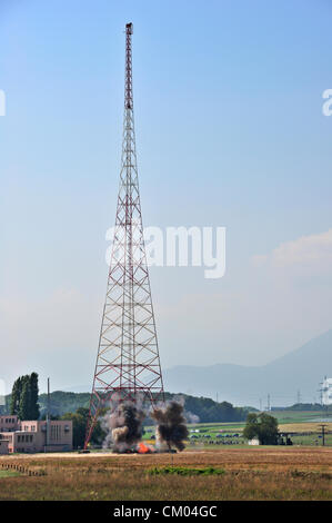 Prangins, Svizzera. Il 6 settembre 2012. Una vecchia radio torre, costruita nel 1932 e una volta utilizzata per le comunicazioni internazionali mediante la lega delle nazioni, è demolita a Prangins, Svizzera (nei pressi di Ginevra). Questa torre è uno di una coppia. Entrambi sono stati demoliti, uno dopo l'altro, nel corso della stessa operazione. Foto Stock