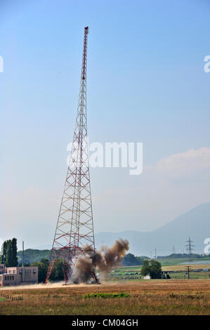 Prangins, Svizzera. Il 6 settembre 2012. Una vecchia radio torre, costruita nel 1932 e una volta utilizzata per le comunicazioni internazionali mediante la lega delle nazioni, è demolita a Prangins, Svizzera (nei pressi di Ginevra). Questa torre è uno di una coppia. Entrambi sono stati demoliti, uno dopo l'altro, nel corso della stessa operazione. Foto Stock