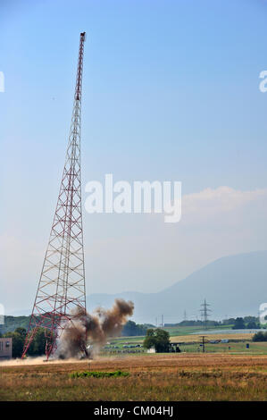 Prangins, Svizzera. Il 6 settembre 2012. Una vecchia radio torre, costruita nel 1932 e una volta utilizzata per le comunicazioni internazionali mediante la lega delle nazioni, è demolita a Prangins, Svizzera (nei pressi di Ginevra). Questa torre è uno di una coppia. Entrambi sono stati demoliti, uno dopo l'altro, nel corso della stessa operazione. Foto Stock