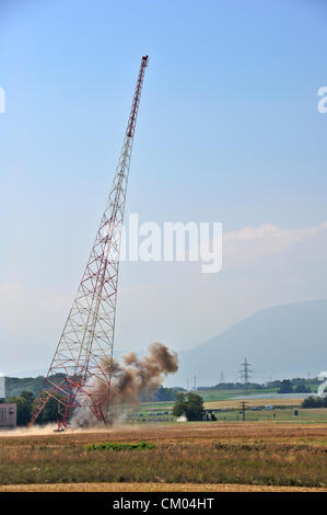 Prangins, Svizzera. Il 6 settembre 2012. Una vecchia radio torre, costruita nel 1932 e una volta utilizzata per le comunicazioni internazionali mediante la lega delle nazioni, è demolita a Prangins, Svizzera (nei pressi di Ginevra). Questa torre è uno di una coppia. Entrambi sono stati demoliti, uno dopo l'altro, nel corso della stessa operazione. Foto Stock