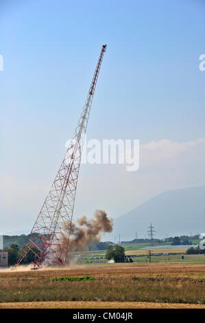 Prangins, Svizzera. Il 6 settembre 2012. Una vecchia radio torre, costruita nel 1932 e una volta utilizzata per le comunicazioni internazionali mediante la lega delle nazioni, è demolita a Prangins, Svizzera (nei pressi di Ginevra). Questa torre è uno di una coppia. Entrambi sono stati demoliti, uno dopo l'altro, nel corso della stessa operazione. Foto Stock