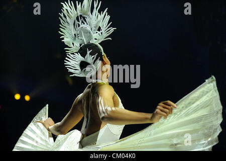 Toronto, Canada. Settembre 5, 2012. Cirque Du Soleil Amaluna Prove abito foto chiamata. Nella foto, carattere Il Pavone Dea. Foto Stock