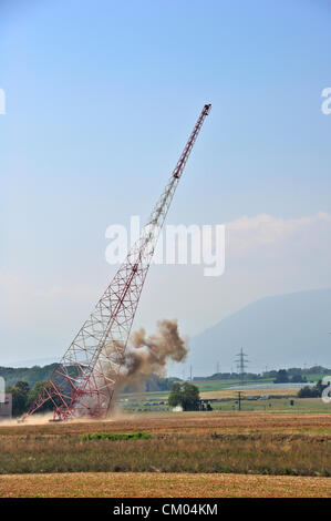 Prangins, Svizzera. Il 6 settembre 2012. Una vecchia radio torre, costruita nel 1932 e una volta utilizzata per le comunicazioni internazionali mediante la lega delle nazioni, è demolita a Prangins, Svizzera (nei pressi di Ginevra). Questa torre è uno di una coppia. Entrambi sono stati demoliti, uno dopo l'altro, nel corso della stessa operazione. Foto Stock