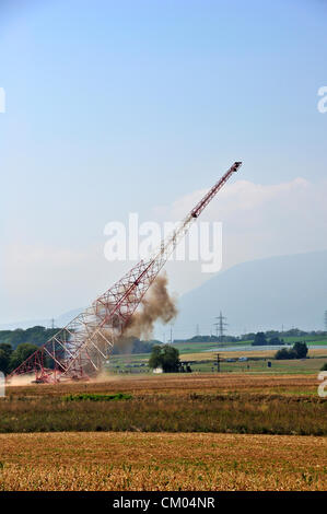 Prangins, Svizzera. Il 6 settembre 2012. Una vecchia radio torre, costruita nel 1932 e una volta utilizzata per le comunicazioni internazionali mediante la lega delle nazioni, è demolita a Prangins, Svizzera (nei pressi di Ginevra). Questa torre è uno di una coppia. Entrambi sono stati demoliti, uno dopo l'altro, nel corso della stessa operazione. Foto Stock