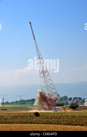 Prangins, Svizzera. Il 6 settembre 2012. Una vecchia radio torre, costruita nel 1932 e una volta utilizzata per le comunicazioni internazionali mediante la lega delle nazioni, è demolita a Prangins, Svizzera (nei pressi di Ginevra). Questa torre è uno di una coppia. Entrambi sono stati demoliti, uno dopo l'altro, nel corso della stessa operazione. Foto Stock