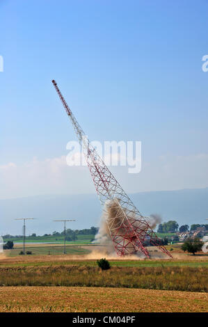 Prangins, Svizzera. Il 6 settembre 2012. Una vecchia radio torre, costruita nel 1932 e una volta utilizzata per le comunicazioni internazionali mediante la lega delle nazioni, è demolita a Prangins, Svizzera (nei pressi di Ginevra). Questa torre è uno di una coppia. Entrambi sono stati demoliti, uno dopo l'altro, nel corso della stessa operazione. Foto Stock