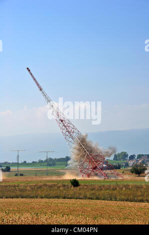 Prangins, Svizzera. Il 6 settembre 2012. Una vecchia radio torre, costruita nel 1932 e una volta utilizzata per le comunicazioni internazionali mediante la lega delle nazioni, è demolita a Prangins, Svizzera (nei pressi di Ginevra). Questa torre è uno di una coppia. Entrambi sono stati demoliti, uno dopo l'altro, nel corso della stessa operazione. Foto Stock