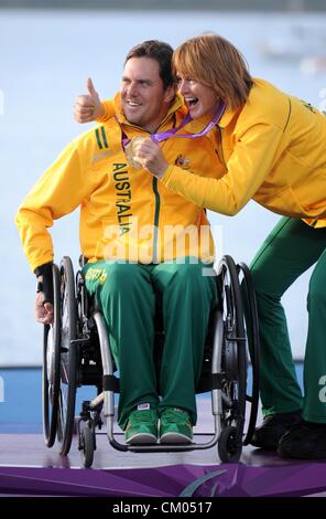 Olimpiadi di Londra 2012: Vela, Medal Ceremony Daniel Fitzgibbon e Liesl Tesch dell Australia festeggiare la conquista l'oro in due persona Keelboat o Skud classe 18 Settembre 06th, 2012 foto da: Dorset Servizio media Foto Stock