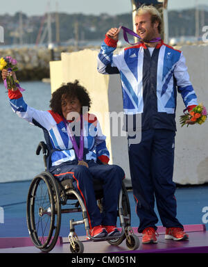 Olimpiadi di Londra 2012: Vela, Medal Ceremony Alexandra Rickham e Niki Birrell di Gran Bretagna festeggiare la conquista di bronzo in due persona Keelboat o Skud classe 18 Settembre 06th, 2012 foto da: Dorset Servizio media Foto Stock