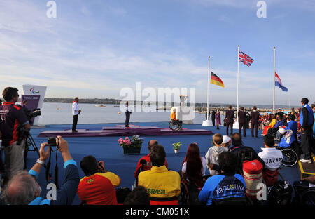 Olimpiadi di Londra 2012: Vela, Medal Ceremony Helena Lucas di Gran Bretagna celebra vincendo l'oro nella singola persona keelboat o 2.4mR (2,4 metri classe) Settembre 06th, 2012 foto da: Dorset Servizio media Foto Stock