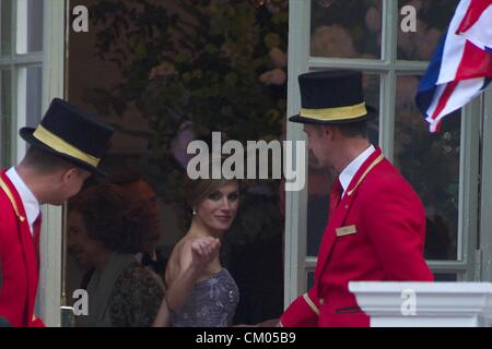 Aprile 28, 2011 - Londra, Spagna - Il Principe Felipe delle Asturie, principessa Letizia delle Asturie e la regina Sofia di Spagna frequentare pre-cena nuziale presso il Mandarin Oriental Hyde Park il 28 aprile 2011 a Londra, Inghilterra. (Credito Immagine: © Jack Abuin/ZUMAPRESS.com) Foto Stock