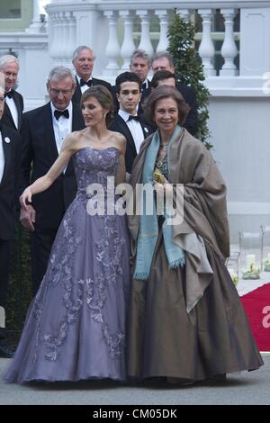 Aprile 28, 2011 - Londra, Spagna - Il Principe Felipe delle Asturie, principessa Letizia delle Asturie e la regina Sofia di Spagna frequentare pre-cena nuziale presso il Mandarin Oriental Hyde Park il 28 aprile 2011 a Londra, Inghilterra. (Credito Immagine: © Jack Abuin/ZUMAPRESS.com) Foto Stock