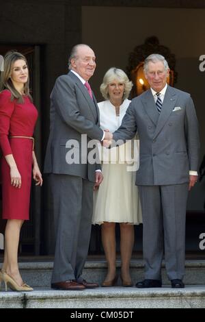 Marzo 31, 2011 - Madrid, Madrid, Spagna - la principessa Letizia di Spagna, Re Juan Carlos di Spagna, Camilla, duchessa di Cornovaglia, il principe Charles, Principe di Galles e la regina Sofia di Spagna e Principe Felipe di Spagna vengono ricevuti in corrispondenza di Zarzuela Palace il giorno due di una tre giorni di visita in Spagna il 31 marzo 2011 a Madrid, Spagna. Camilla, duchessa di Cornovaglia e il principe Charles, Principe di Galles, sono su un viaggio di tre giorni in Spagna come parte di un tour per il Portogallo e la Spagna e il Marocco. (Credito Immagine: © Jack Abuin/ZUMAPRESS.com) Foto Stock