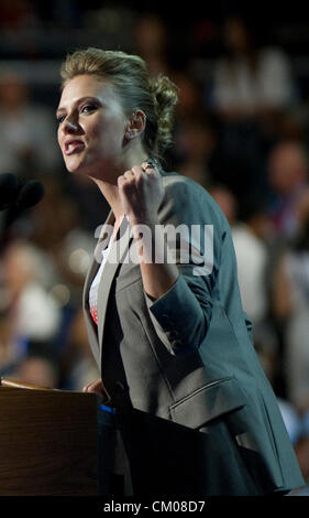 Sett. 6, 2012 - Charlotte, North Carolina, Stati Uniti - Attrice Scarlett Johansson rende commento durante al Time Warner Cable Arena durante il 2012 Convenzione Nazionale Democratica. (Credito Immagine: © MARIA F. Calvert/ZUMAPRESS.com) Foto Stock