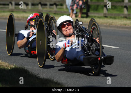 Venerdì 7 settembre 2012. Rachel Morris insegue Karen Darke giù Scratchers Lane durante le donne individuale H 1-3 gara su strada paralimpici manifestazione ciclistica a Brands Hatch, Kent. Rachel Morris ha vinto la medaglia di bronzo con Karen Darke finitura 4th. Entrambi avevano lo stesso tempo di 1h 43min. 8 secondi. Credito: Steve Hickey / Alamy Live News Foto Stock