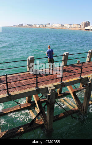 Venerdì 7 settembre 2012. Worthing West Sussex, in Inghilterra, Regno Unito. Uomo di pesca in mare su Worthing Pier. Foto Stock