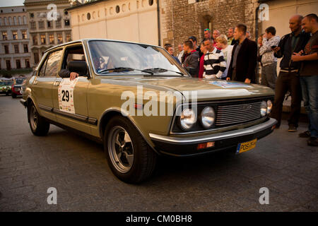 Settembre 07, 2012. Cracow Polonia - Inizio del 1° Rally Storico della Polonia. Il rally si riferiscono alla tradizione del Rally di Polonia e la sua formula al Rallye Monte Carlo Historique. Rally di Polonia è la seconda più antica di rally automobilistico in tutto il mondo, dopo il famoso Rally di Monte Carlo. È anche il più prestigioso e il più grande evento di sport automobilistico in Polonia e in Europa centrale. La prima edizione del rally ha avuto luogo nel 1921. Oggi per la prima volta la sua storica edizione è stato avviato. Foto Stock