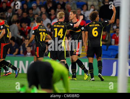 Cardiff, Galles, UK. Venerdì 07 settembre 2012 nell'immagine: Jan Vertonghen (3 L) del Belgio che celebra il suo obiettivo con compagni di squadra Kevin De Bruyne (14) e Axel Witsel (R). Re: 2014 FIFA World Cup Qualifier, Galles v Belgio al Cardiff City Stadium, nel Galles del Sud. Foto Stock