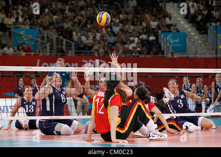 Londra, Regno Unito. Il 7 settembre 2012. 07.09.2012 London 2012 seduta finale di pallavolo Giochi Paralimpici, dall'Arena di ExCel. La figura mostra l'azione dalla medaglia d'oro contest U.S.A v Cina. No.6 Heather Erickson (USA) difende per Team U.S.A. Foto Stock