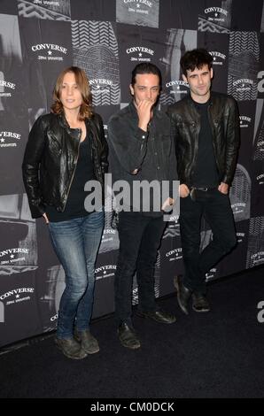 New York, Stati Uniti d'America. Il 7 settembre 2012. Black Rebel Motorcycle Club, Leah Shapiro, Peter Hayes, Robert Levon stato di presenze per John Varvatos Fashion's Night Out (FNO) Celebrazione, John Varvatos boutique, New York, NY, 7 settembre 2012. Foto di: Derek Storm/Everett raccolta/Alamy Live News Foto Stock