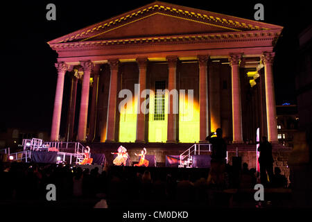 Birmingham REGNO UNITO, 7 settembre 2012. Mandala uno spettacolo creato congiuntamente da Sampad e Seeper. Una combinazione di spettacolari proiezioni su Birmingham Town Hall e della danza e performance musicale.Questo film ha entusiasmato la grande folla che si era riunita per guardare le due prestazioni. Foto Stock