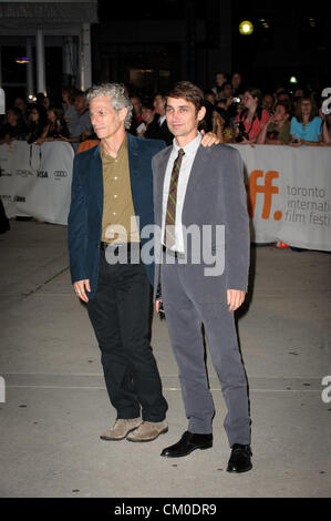 Sett. 7, 2012 - Toronto, Ontario, Canada - registi SCOTT MCGEHEE E DAVID SIEGEL frequentare il 'Che cosa sapeva Maisie' premiere durante il 2012 a Toronto International Film Festival il 7 settembre 2012 a Toronto in Canada. (Immagine di credito: credito: Igor Vidyashev/ZUMAPRESS.com)/ Alamy Live News Foto Stock