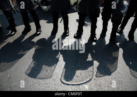 Salonicco, Grecia. 8 settembre 2012. La polizia e i vigili del fuoco e porta gli ufficiali di poliziotto protesta a Salonicco contro ulteriori tagli sui loro stipendi. Settembre 8, 2012. Salonicco, Grecia. Credito: Konstantinos Tsakalidis / Alamy Live News Foto Stock