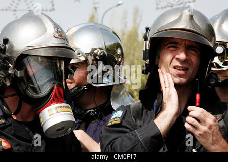 Salonicco, Grecia. 8 settembre 2012. La polizia e i vigili del fuoco e porta gli ufficiali di poliziotto protesta a Salonicco contro ulteriori tagli sui loro stipendi. Settembre 8, 2012. Salonicco, Grecia. Credito: Konstantinos Tsakalidis / Alamy Live News Foto Stock