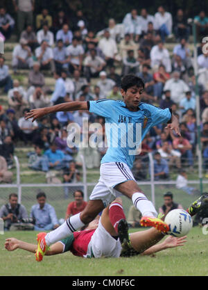 Sett. 8, 2012 - Srinagar Kashmir, India - i giocatori in azione durante la partita amichevole Mohan Baghan vs Jammu e Kashmir -11 a Bakhshi Stadium, Srinagar, la capitale estiva del Kashmir indiano. (Credito Immagine: © Altaf Zargar/ZUMAPRESS.com) Foto Stock