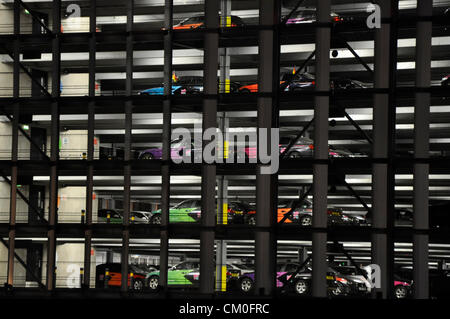 Londra, UK, mercoledì 5 settembre 2012. Una vista della flotta paralimpico di BMW, in attesa in un parcheggio multipiano dell'hotel vicino al Parco Olimpico. Foto Stock