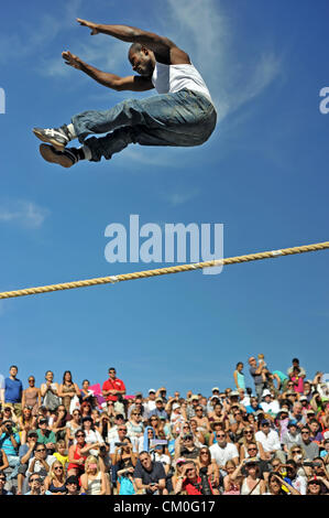 Londra, Regno Unito. 8 settembre 2012. Jose Henri di Circolombia eseguendo sul trapezio sabato 8 settembre 2012 a più di Londra. Questo è il primo giorno del sindaco di Thames Festival. Circolombia è un colombiano carità dedicato alla formazione street a bambini e ragazzi per portarli al di fuori del circolo vizioso che utilizzato per regnare nella città colombiana. Questo festival segna la fine di Londra gratis summer festival. Credito: Carole Edrich / Alamy Live News Foto Stock