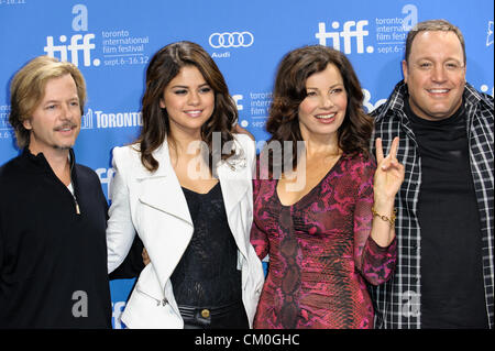 Sett. 8, 2012 - Toronto, Ontario, Canada - (L-R) attori David Spade, Selena Gomez, FRAN DRESCHER, Kevin James frequentare l 'Hotel Transilvania' photo chiamata durante il 2012 a Toronto International Film Festival a TIFF Bell Lightbox Su settembre 8, 2012 a Toronto in Canada. (Immagine di credito: credito: Igor Vidyashev/ZUMAPRESS.com/Alamy Live News) Foto Stock