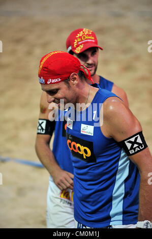 Sascha Heyer (anteriore) e Sébastien Chevallier (retro). Il team di Sascha Heyer - Sébastien Chevallier vince la finale contro il team Martin Laciga - Jonas Weingart presso lo Swiss Beach Volleyball Tecnologia Championchip (Coop Beachtour) di Berna, Svizzera. Foto Stock