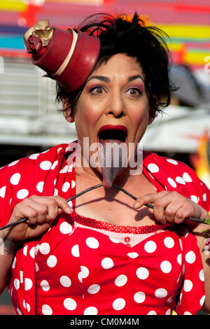 8 settembre 2012. Londra, Inghilterra, Regno Unito. Miss comportarsi, effettuando in corrispondenza di guardare questo spazio Festival al di fuori del Teatro Nazionale parte del Tamigi Festival. Foto Stock