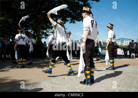 Il 9 settembre 2012. Londra REGNO UNITO. Il termine annuale del summer festival avviene attraverso il week-end del 8-9 settembre con una vasta gamma di attività di intrattenimento e stile di carnevale galleggianti lungo la riva sud del fiume. Morris ballerini eseguono sul fiume Tamigi Southbank Foto Stock