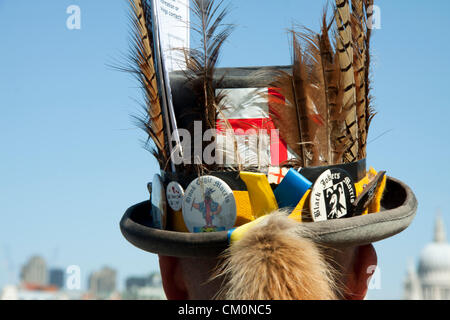 Il 9 settembre 2012. Londra REGNO UNITO. Il termine annuale del summer festival avviene attraverso il week-end del 8-9 settembre con una vasta gamma di attività di intrattenimento e stile di carnevale galleggianti lungo la riva sud del fiume. Morris ballerini eseguono sul fiume Tamigi Southbank Foto Stock